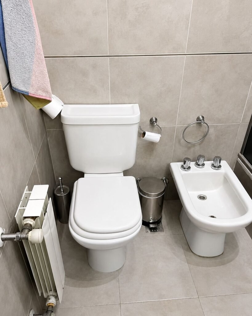 a_bright_clean_modern_bathroom_interior_photo_l_4_batch_4